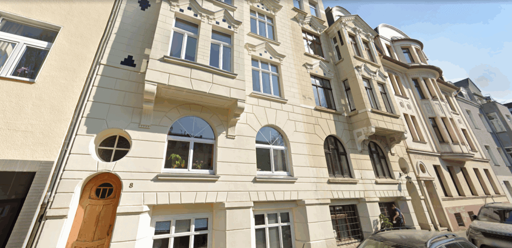 Altes Berlin Gebäude mit klassischer Architektur, historische Fassaden und große Fenster in der Stadtmitte.