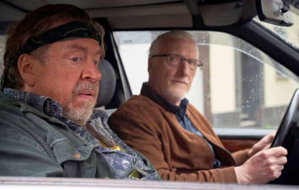 Alte Männer im Auto, Unterhaltung, Film, Drama, Deutschland, Stil, realistisch, Porträt, Fokus auf Gesichter.